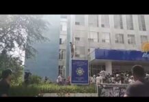 Акция протеста в Шымкенте: в Nur Otan прокомментировали инцидент с флагом Протестующие срывают флаг Нур Отан