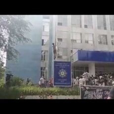 Акция протеста в Шымкенте: в Nur Otan прокомментировали инцидент с флагом Протестующие срывают флаг Нур Отан