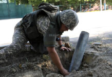 Военные саперы расчищают дворы и улицы Арыси от неразорвавшихся снарядов Военные саперы расчищают дворы и улицы Арыси от неразорвавшихся снарядов