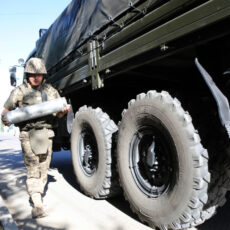 Из города Арыси начали вывоз боеприпасов Военные саперы расчищают дворы и улицы Арыси от неразорвавшихся снарядов