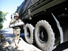 Военные саперы расчищают дворы и улицы Арыси от неразорвавшихся снарядов