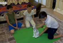 10 летний мальчик пожертвовал пострадавшим в г. Арысь 100 тысяч тенге мальчик, помощь, Арысь