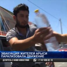 Жители Шымкента выносят воду на Тамерлановское шоссе, чтобы напоить эвакуированных Жители Шымкента выносят воду на Тамерлановское шоссе, чтобы напоить эвакуированных