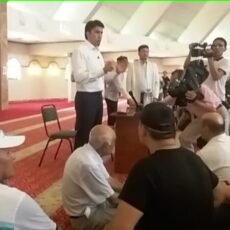 Аким Шымкента, а позже и Умирзак Шукеев встретились с жителями Арыси Аким Шымкента встретился с жителями Арыси в эвакопункте на "Бекжане"