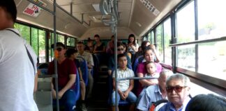 Общественный транспорт Шымкента: без дотаций нельзя Пассажиры в автобусе