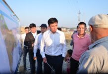 Аким Шымкента проверил ход работ по строительству дорог в мкр Асар-2