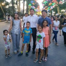 Габидулла Абдрахимов и Бауыржан Байек на шымкентском Арбате