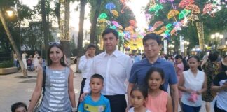 Аким Шымкента и Бауыржан Байбек прогулялись по Арбату Габидулла Абдрахимов и Бауыржан Байек на шымкентском Арбате