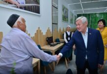 Бердибек Сапарбаев посетил центр активного долголетия