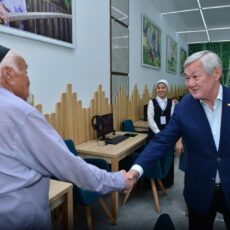 Бердибек Сапарбаев посетил центр активного долголетия