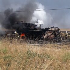 В Шымкенте горел комбайн на пшеничном поле пожар на пшеничном поле
