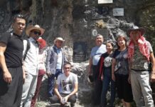 Кенесбая Исмаилова увековечили памятной плиткой на мемориале погибших альпинистов памятная плита