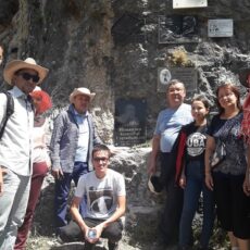 Кенесбая Исмаилова увековечили памятной плиткой на мемориале погибших альпинистов памятная плита