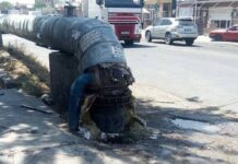 В Шымкенте мусоровоз протаранил водовод