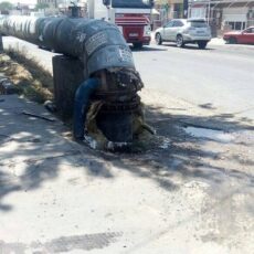 В Шымкенте мусоровоз протаранил водовод