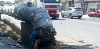 В Шымкенте мусоровоз протаранил водовод