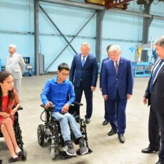 Сапарбаев вручил инвалидам первые электроколяски, сделанные в Казахстане
