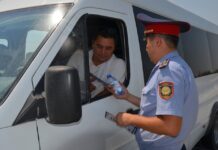 В Туркестане водителям раздали воду и брошюры с ПДД