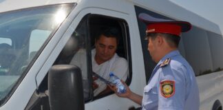 В Туркестане водителям раздали воду и брошюры с ПДД