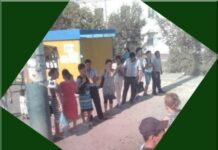 Шымкентцы спасаются от солнца в тени от столбов