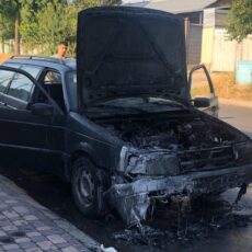 В Шымкенте по улице Сасбукаева загорелся Volkswagen passat