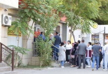 Списание долгов по кредитам: шымкентцы штурмуют банки Списание долгов по кредитам: шымкентцы штурмуют банки