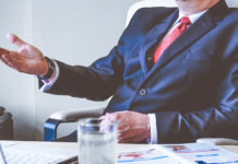 Начались предновогодние увольнения. Как не потерять место и деньги