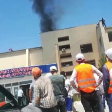 В Арыси на крыше больницы, где идет ремонт, произошел пожар В Арыси на крыше больницы, где идет ремонт, произошел пожар