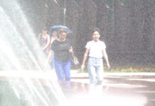 Почему так быстро пролетает лето? Люди под фонтаном