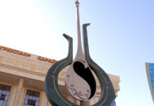 Аким Шымкента умеет играть на домбре