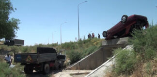 ДТП возле Актаса: несколько сантиметров отделяли машину падения с моста