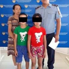 В Туркестанской области полицейские вернули матери двух заблудившихся детей