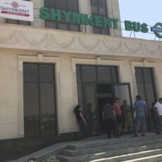 В Шымкенте водители автобусов требуют погасить долги по зарплате