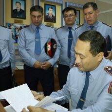 Сотрудника шымкентской полиции наградили именными часами