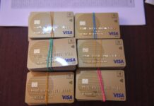 Жители Арыси получают банковские карточки для получения 100 тысяч тенге