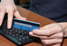 В Туркестанской области женщина сняла с карточки коллеги полмиллиона тенге банковская карта