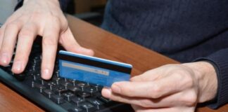 В Созакском районе невестка перевела деньги свекра к себе на карту банковская карта