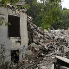 Житель Арыси топором разрушил свой дом, чтобы ему построили новый