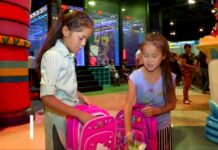 Школьные наборы уже получили 200 детей Аль-Фарабийского района