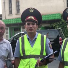 В Шымкенте полицейские вернули местному жителю телефон, который он оставил в такси