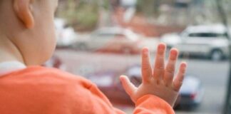 Видео об избиении ребенка няней взбудоражило соцсети в Казахстане ребенок выпал из окна