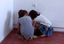 Дыры в стене и полу: новые дома в Темирлановке начали рушиться