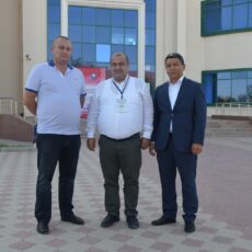 Иностранцы поблагодарили полицейского за спасение при пожаре в гостинице Туркестана