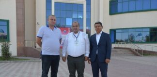 Иностранцы поблагодарили полицейского за спасение при пожаре в гостинице Туркестана