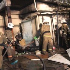 Пожарные Шымкента вытащили из горящего дома четыре баллона с газом взорвался баллон
