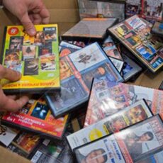 Полицейские изъяли из незаконной продажи свыше 400 пиратских DVD и CD-дисков