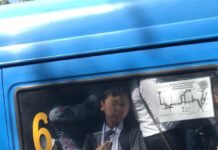 Мальчика прижало лицом в маршрутке: аким прокомментировал нашумевшее фото