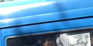 Мальчика прижало лицом в маршрутке: аким прокомментировал нашумевшее фото