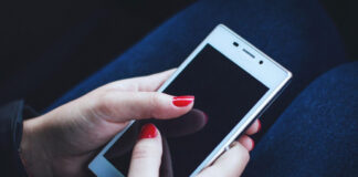 В Туркестанской области задержали подозреваемую в краже телефона телефон в руках женщины