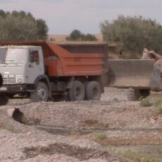 Жители поселка Кок-Тобе встали живой стеной против истребления реки Боралдай
